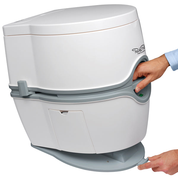 Thetford monteringsplade til porta potti excellence, monteret i en båd.