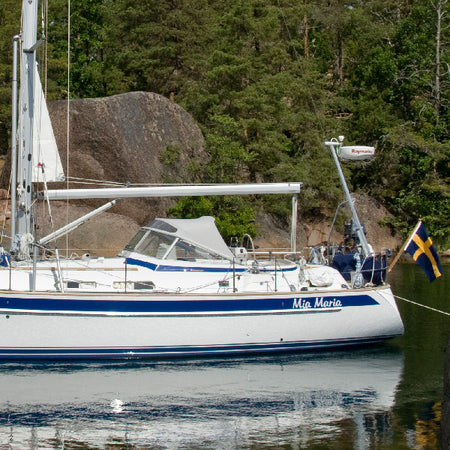 Sidevisning af ScanStrut radarmast med bagstagstøtte.