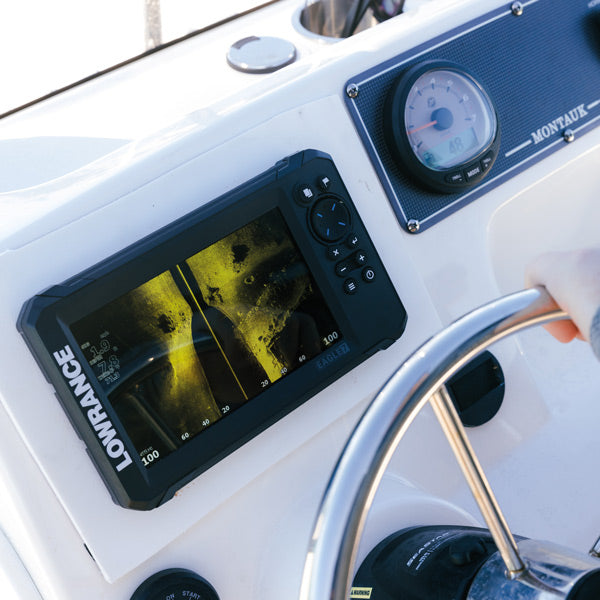 Lowrance Eagle 7 HDI præsenteret til venstre med tilbehør ved siden af