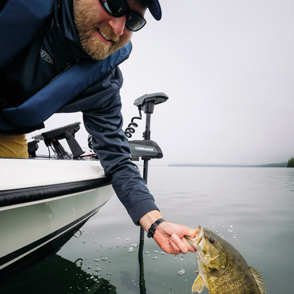Lowrance RECON monteret med kabeltilslutninger synligt.