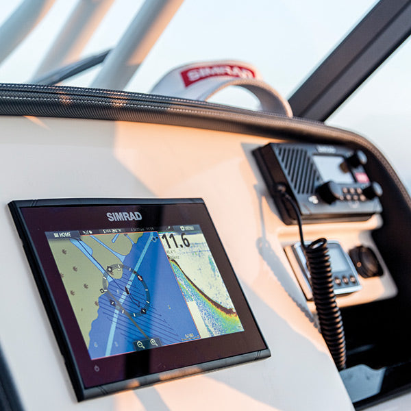 Frontvisning af Simrad GO7 XSR, viser skærm med navigation og kort.