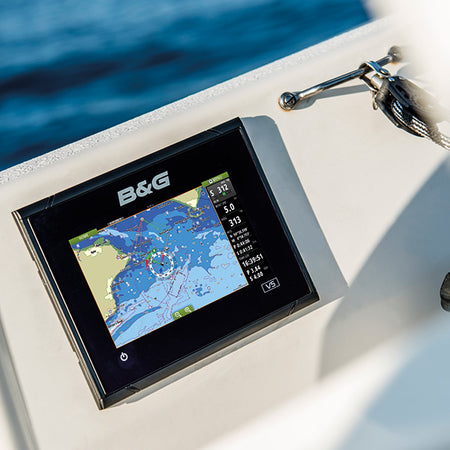 B&G Vulcan 7 kortplotter set fra siden i brug på båd.