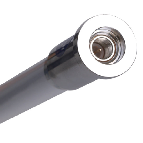 Antenne i brug på båd, med signalmøller i horisonten