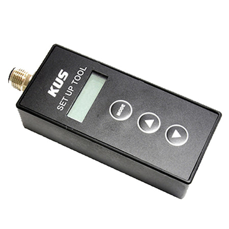 Kus NMEA2000 programmeringsværktøj vist fra siden, klar til brug på båden.