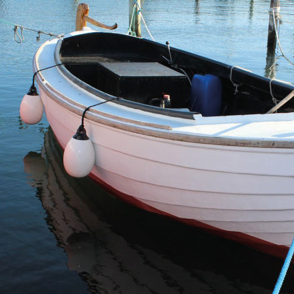 Dan-Fender monteret på båd, klar til beskyttelse af skroget