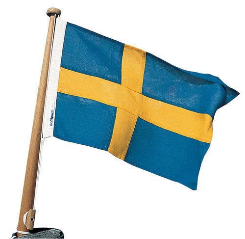 Adela bådflag i bomuld med Sveriges farver, hængende fra en flagstang