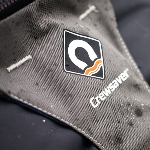 Frontvisning af Crewsaver Crewfit 165N Sport, klar til brug på båd.