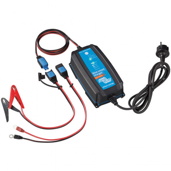 Victron Blue Smart lader 24V placeret på et bord med tilsluttede kabler.