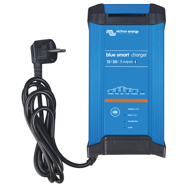 Victron Blue Smart lader set fra siden med ledninger tilsluttet