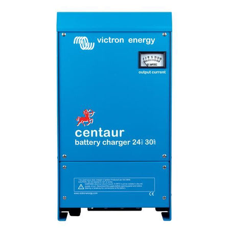 Frontvisning af Victron Centaur lader, installeret i en båd.