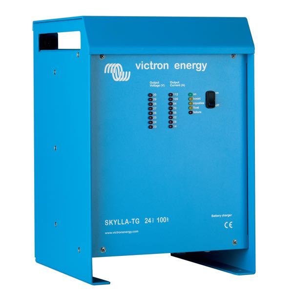 Victron Skylla TG 24V lader set fra siden, monteret i en båd.
