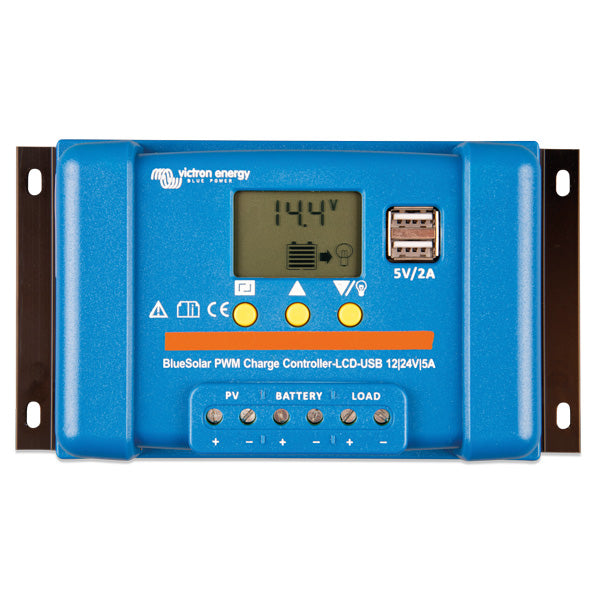 Victron BlueSolar PWM-LCD monteret på en båd, synlig installation med tilsluttede kabler.