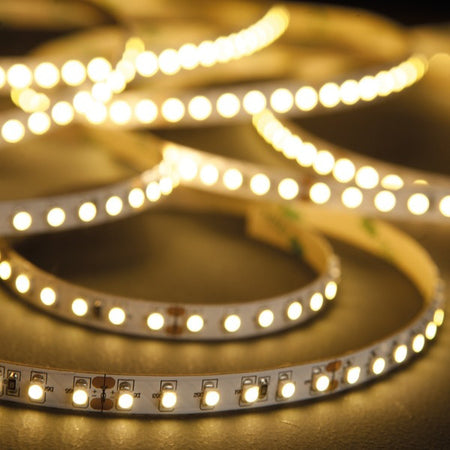 Nautecled strip med lys monteret under en bådlampe