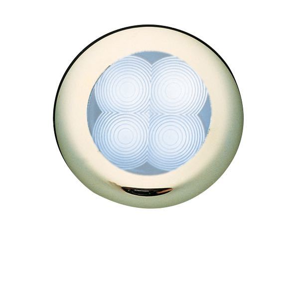Hella LED lampe i messing med hvidt lys, monteret i bådinventar.