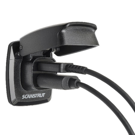 Bagsiden af ScanStrut Flip-Pro USB ladestik med kabeltilslutninger