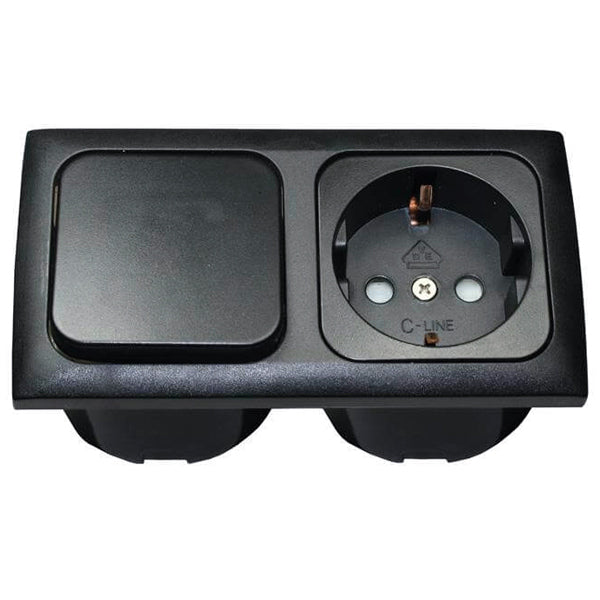 SeaTec indbygningsstik 220v med afbryder i sort, set forfra.