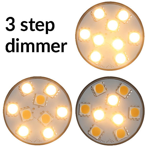 Nautecled BA15D LED pære vist foran på bådinteriør