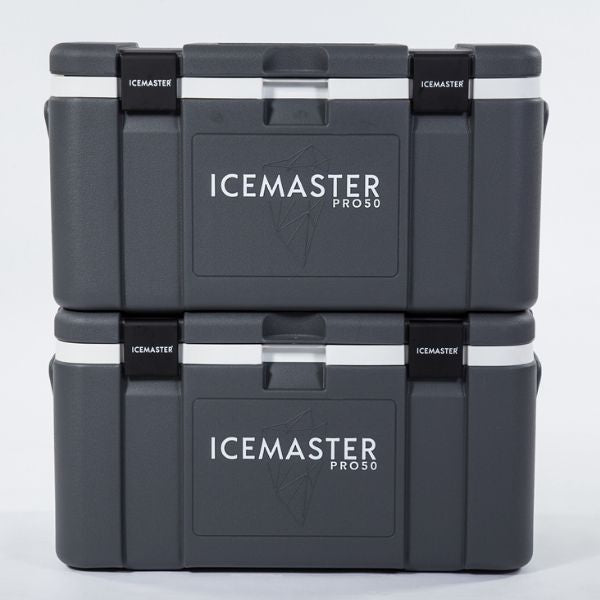 Icemaster 50 L boks i naturen, perfekt til udendørs brug.