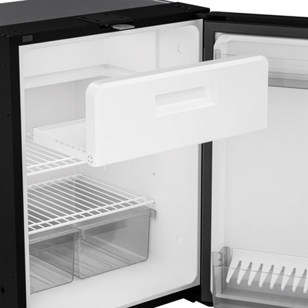 Dometic køleskab NRX0060C på hylde i bådinventar