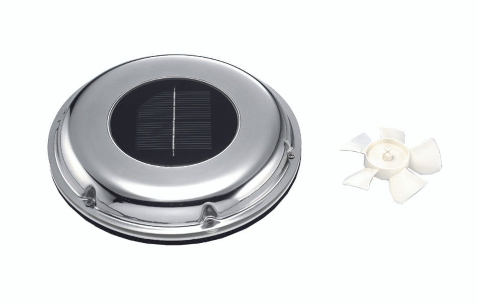 SeaTec solcelle ventilator set fra siden, monteret på båd.