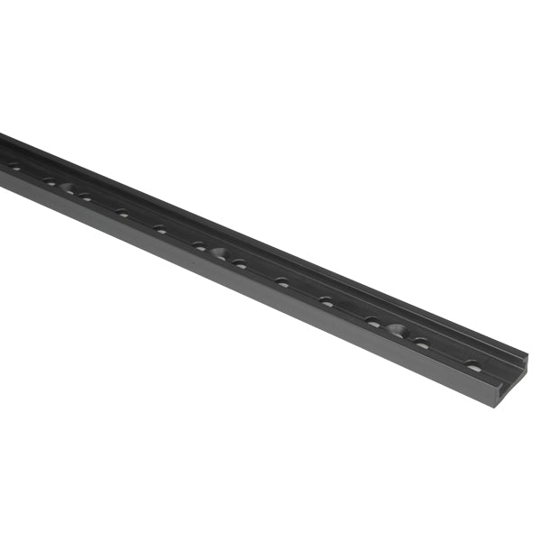 Ronstan C-skinne 19mm, sort, set fra siden med bådtilbehør
