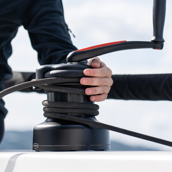 Ronstan spil 45 QT Orbit med knop i aktion.