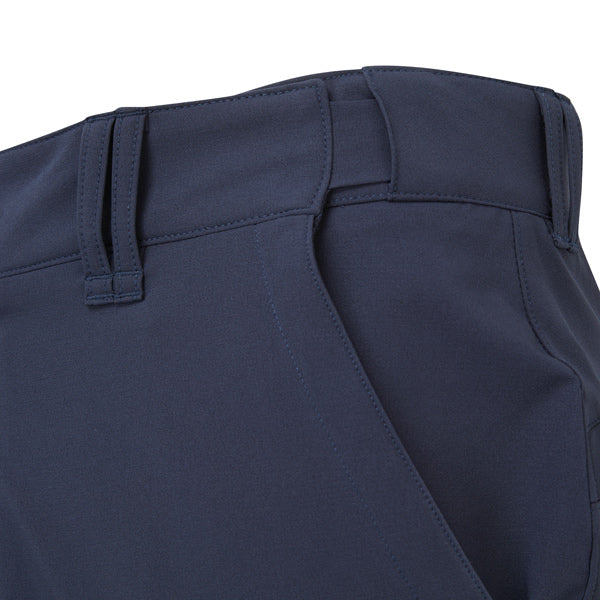 Detalje af Gill shorts' søm og materialetekstur i navy farve.