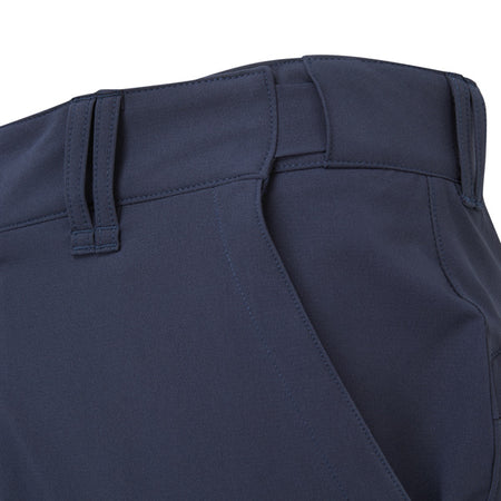 Detalje af Gill shorts' søm og materialetekstur i navy farve.