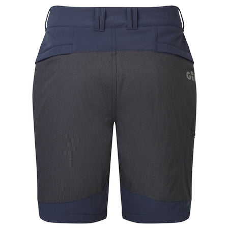 Gill UV024 shorts i navy str. XL lagt på en bådklud