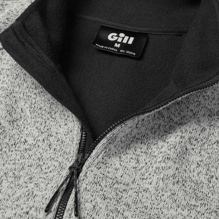 Gill fleece jakke i grå, set bagfra med tydelig logo.