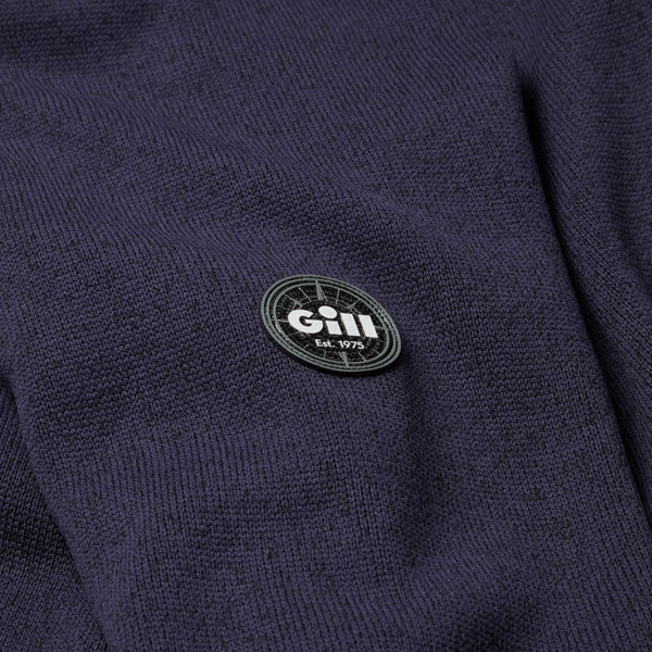 Gill fleece jakke i navy, anvendt under sejlads på båd.