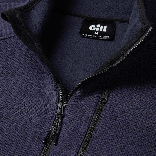Gill navy fleece jakke i brug på båd