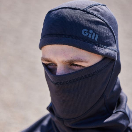 Gill HT58 Thermal Polarclava i sort i brug på en båd