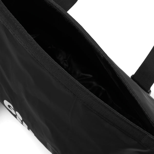 Gill L102 Voyager Duffel taske sort i brug på båd med udstyr indeni