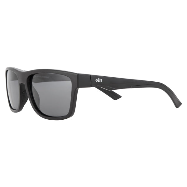 Gill 9742 Spectrum solbrille på en båd i naturligt lys