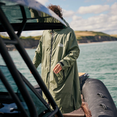 Gill, 5024 Aqua Parka jakke hængende på en båd, klar til brug.