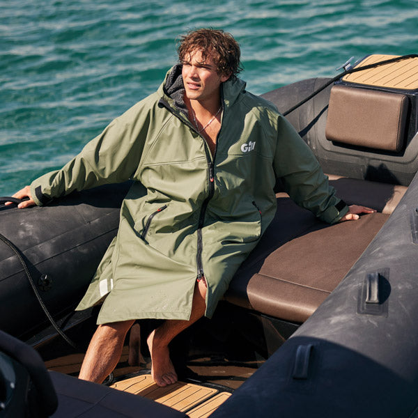 Gill, 5024 Aqua Parka jakke set i naturen under regnvejr.