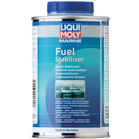 Liqui Moly Marine Benzin-Stabilisator i 500 ml flaske, stående på et bådudstyrsbord.