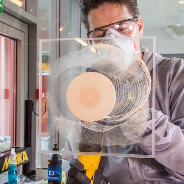 Mirka Polarshine E3 glas compound anvendt til polering af bådglas, set fra siden