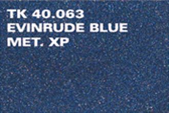 Evinrude blue xp malingen i anvendelse på en båds motor.