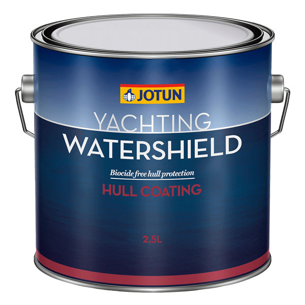 Jotun Watershield sort primer stående på en båd med maritim baggrund.