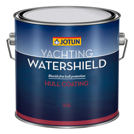 Jotun Watershield sort primer stående på en båd med maritim baggrund.