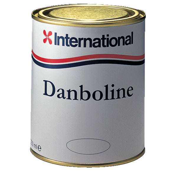 Danboline Hvid fra International i 750 ML, præsenteret på en båd