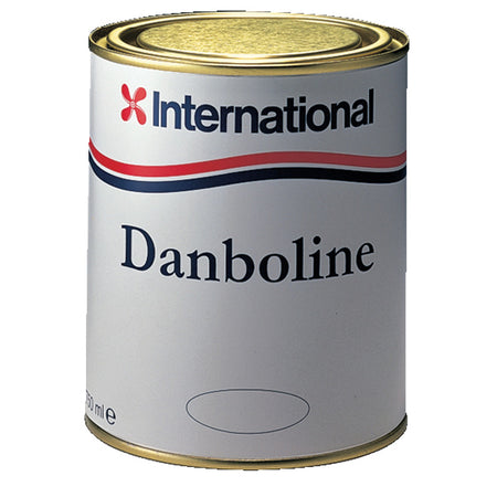 Danboline Hvid fra International i 750 ML, præsenteret på en båd