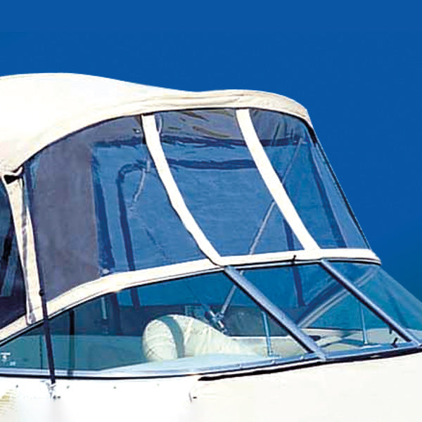 Billedet viser Star Brite Clear Plastic Restorer i brug på en båd.