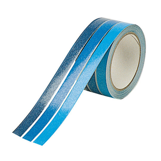 Dekotape fra SeaTec med blå striber, rullet op og klar til brug.