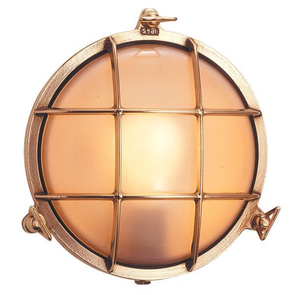 Foresti skotlampe med klart glas, monteret på en væg i båden.