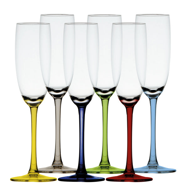 Marine Business champagneglas stående på et bord, ideelt til fest på båden