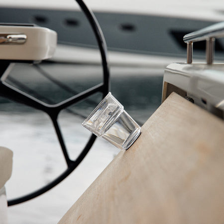 Drikkeglas i brug på båd med drikkevarer i
