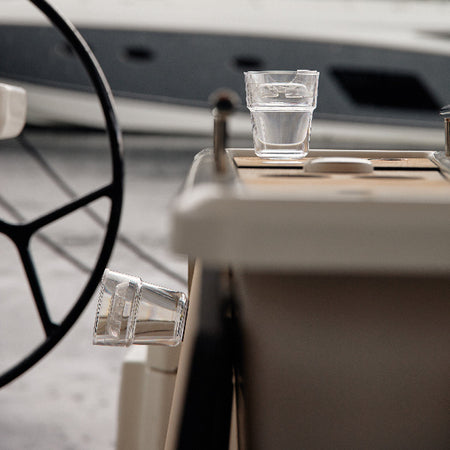 Låg til Drinksaver drikkeglas placeret ved siden af glasset